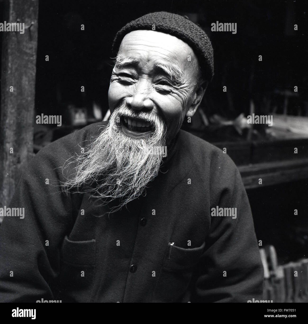 Historique années 1950, Portrait of a smiling man Hong Kong avec une longue barbe par J Allan l'argent comptant. Banque D'Images