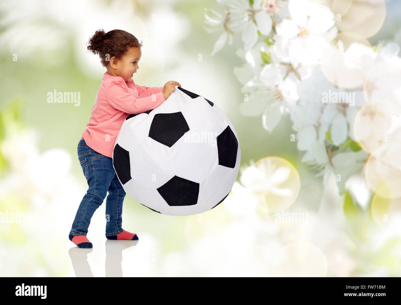 Mulâtre happy little baby girl Playing with ball Banque D'Images