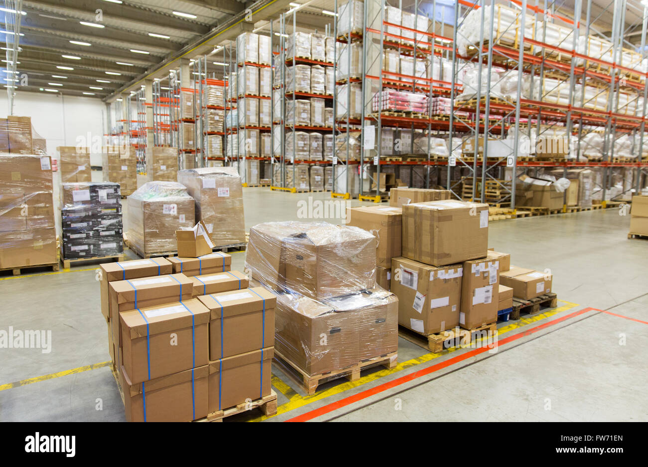 Boîtes de stockage de marchandises à l'entrepôt Banque D'Images