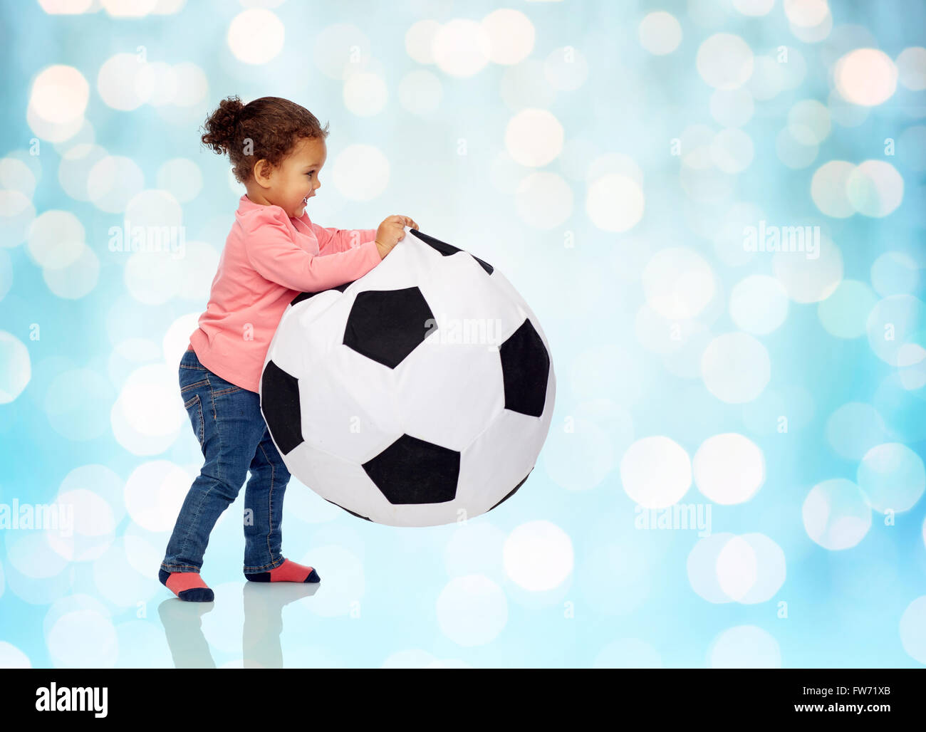 Mulâtre happy little baby girl Playing with ball Banque D'Images