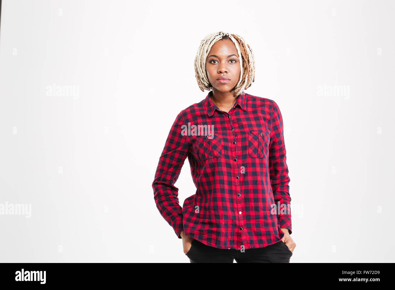 Portrait d'une belle jeune femme afro-américaine avec tresses en chemise à  carreaux debout sur fond blanc Photo Stock - Alamy