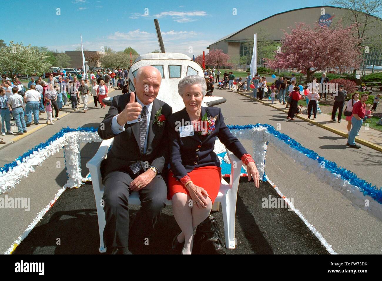 Le sénateur des États-Unis et de l'astronaute John Glenn balade en char avec son épouse Annie Glenn au NASA Glenn Research Center le 29 juin 2006 à Cleveland, Ohio. Glenn est devenu le premier Américain en orbite autour de la Terre en 1962 et plus tard l'avion sur la découverte. Banque D'Images