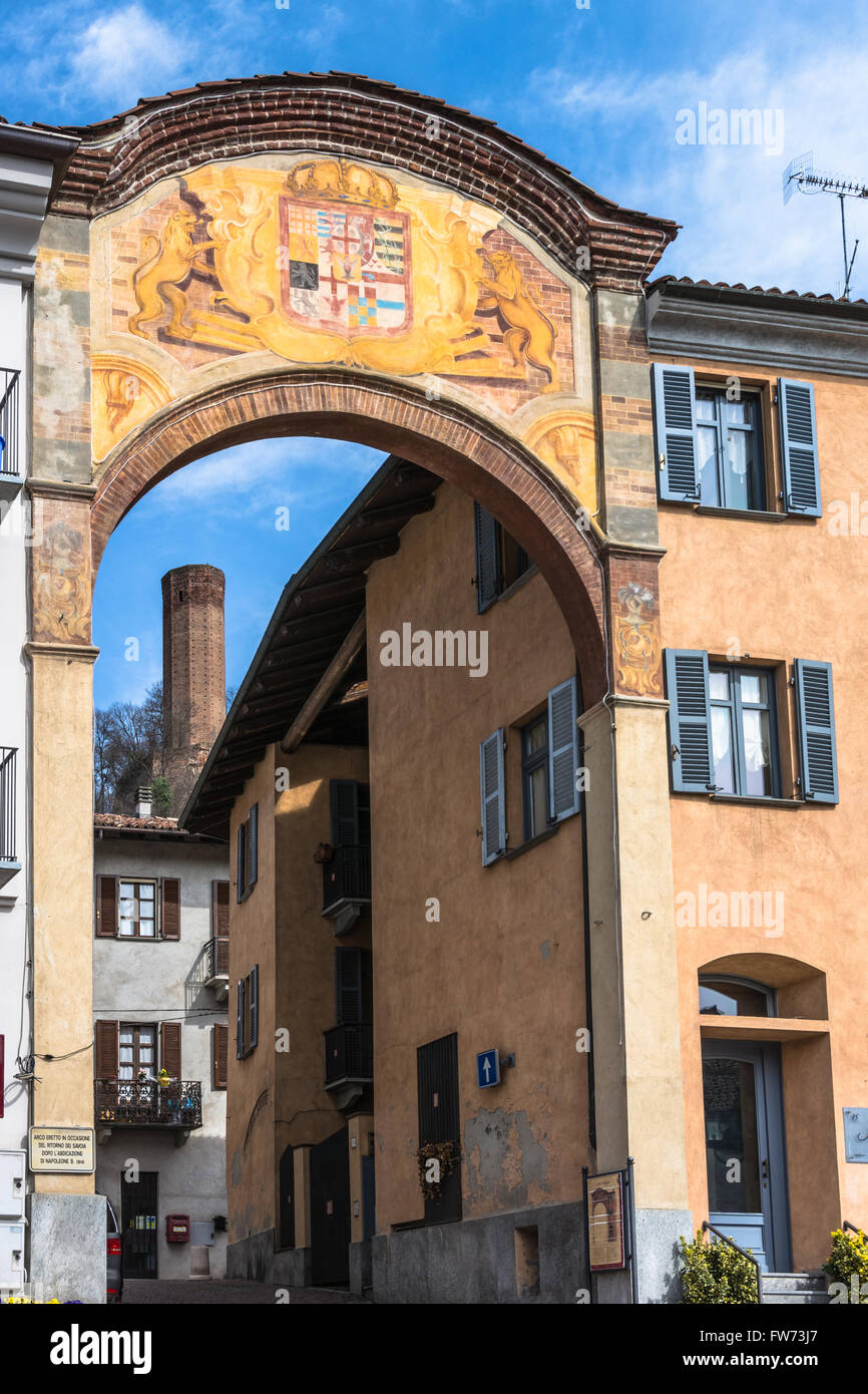 L'entrée en arche Corneliano d'Alba, Italie Banque D'Images