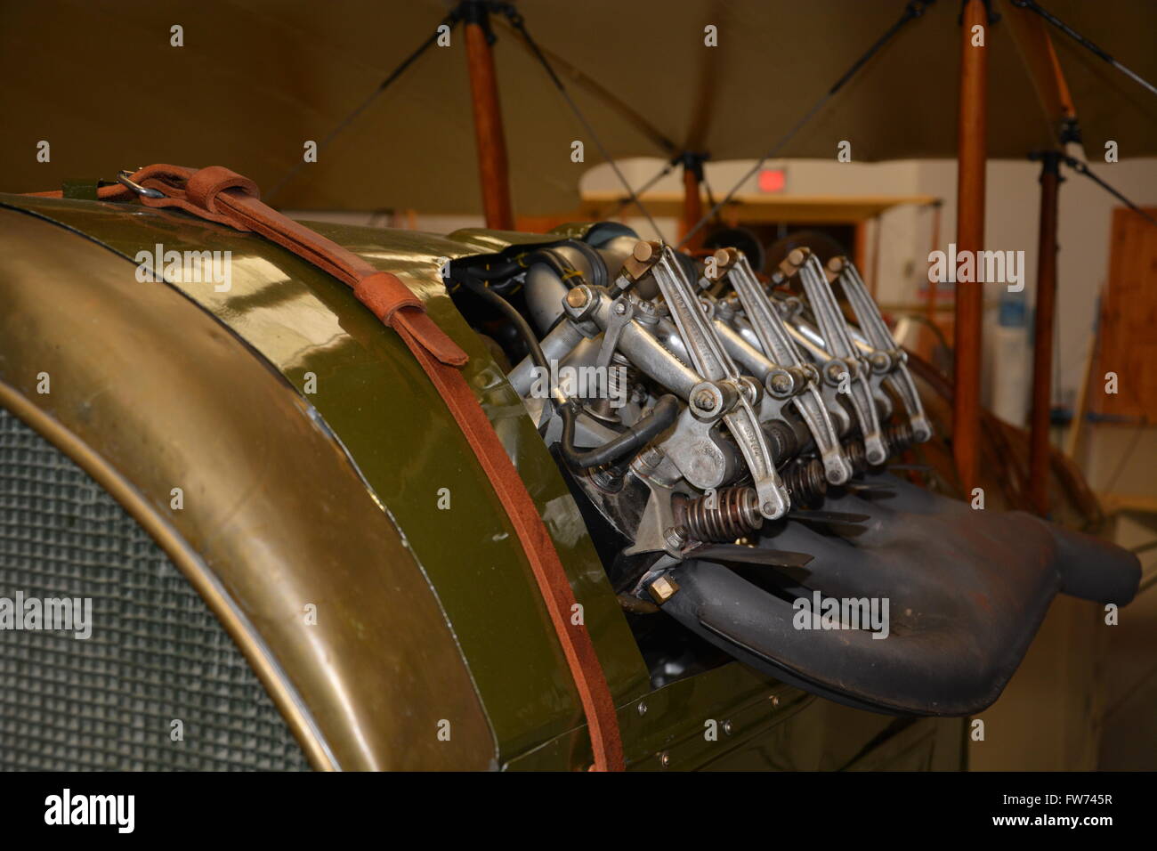 Le moteur de levage sur un biplan Curtiss Jenny WWI fighter dans un hangar au Musée de l'Aviation militaire dans la région de Virginia Beach. Banque D'Images