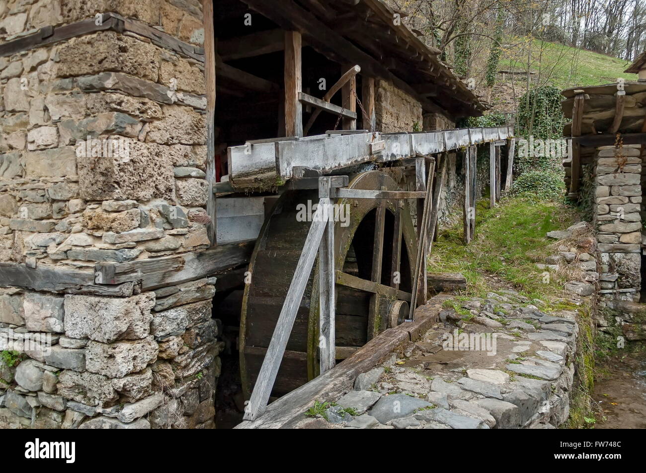 Vue en gros plan d'eau moulin à farine moulin avec roues, éther, Gabrovo, Bulgarie Banque D'Images