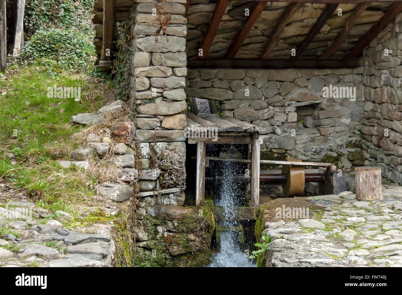 Vue en gros plan d'eau moulin à farine moulin avec roues, Etar, Gabrovo, Bulgarie Banque D'Images