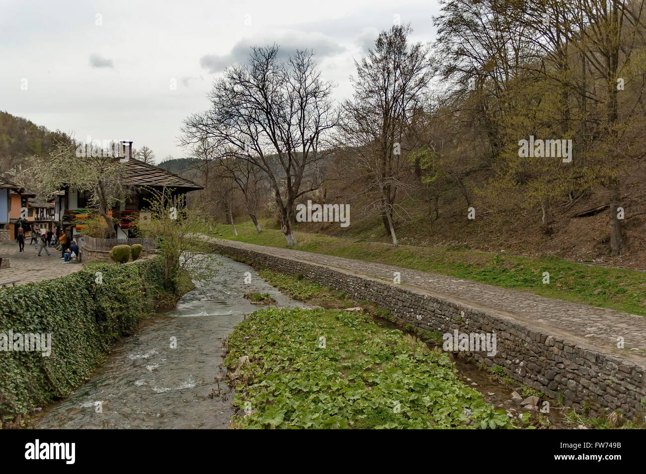 Vieilles maisons traditionnelles et la rivière dans l'éther, Gabrovo, Bulgarie Banque D'Images
