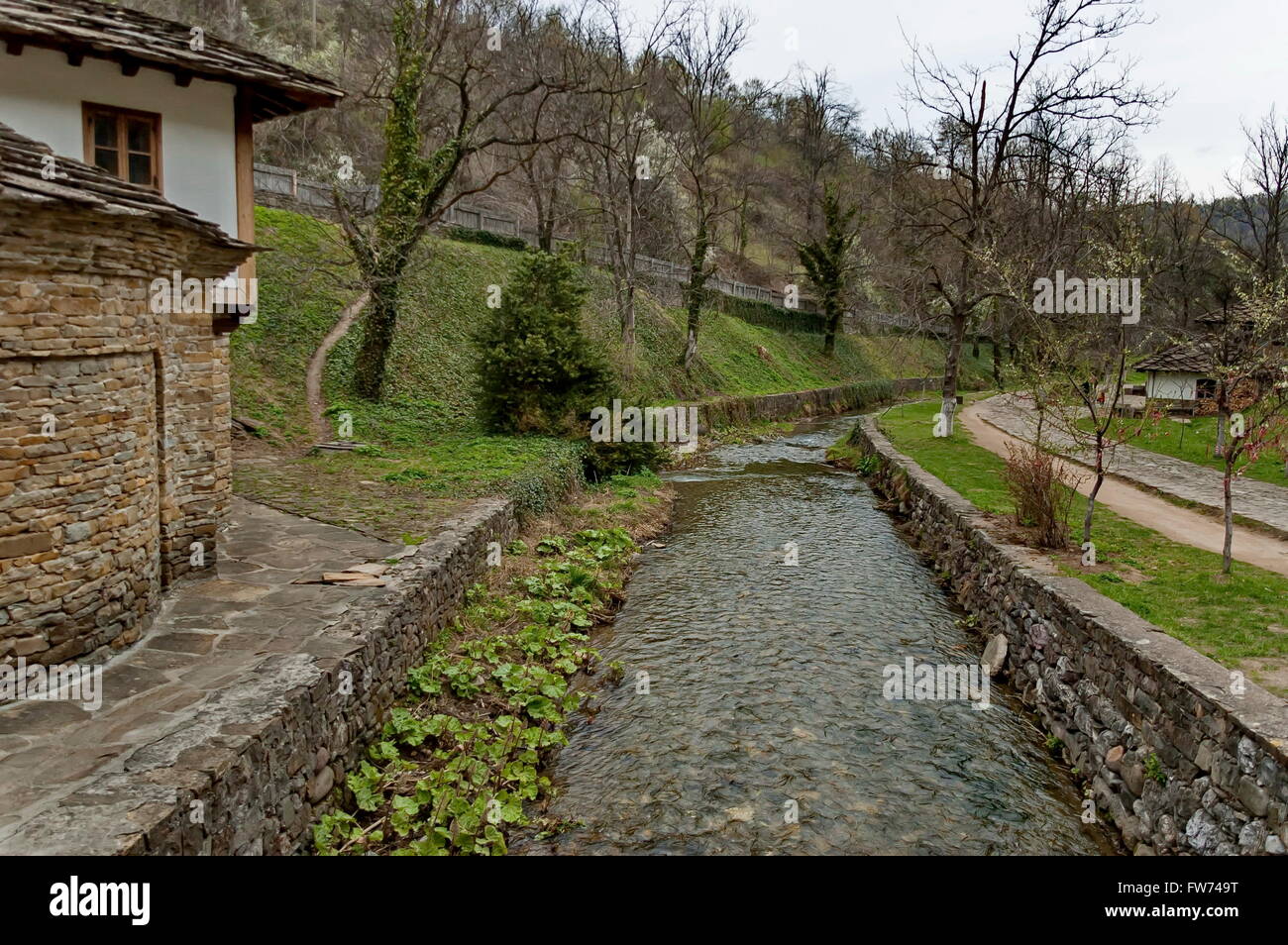 Vieilles maisons traditionnelles et la rivière dans l'éther, Gabrovo, Bulgarie Banque D'Images