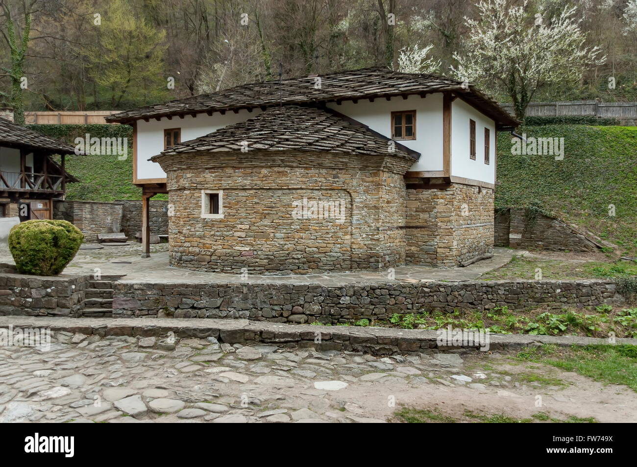 Vieilles maisons traditionnelles et l'ancienne église dans l'éther, Gabrovo, Bulgarie Banque D'Images