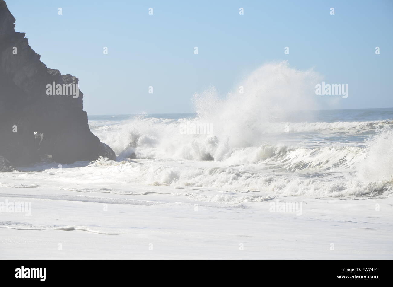 Vagues se brisant sur une plage le long de l'Autoroute de la côte Pacifique dans le Nord de la Californie, USA. Banque D'Images