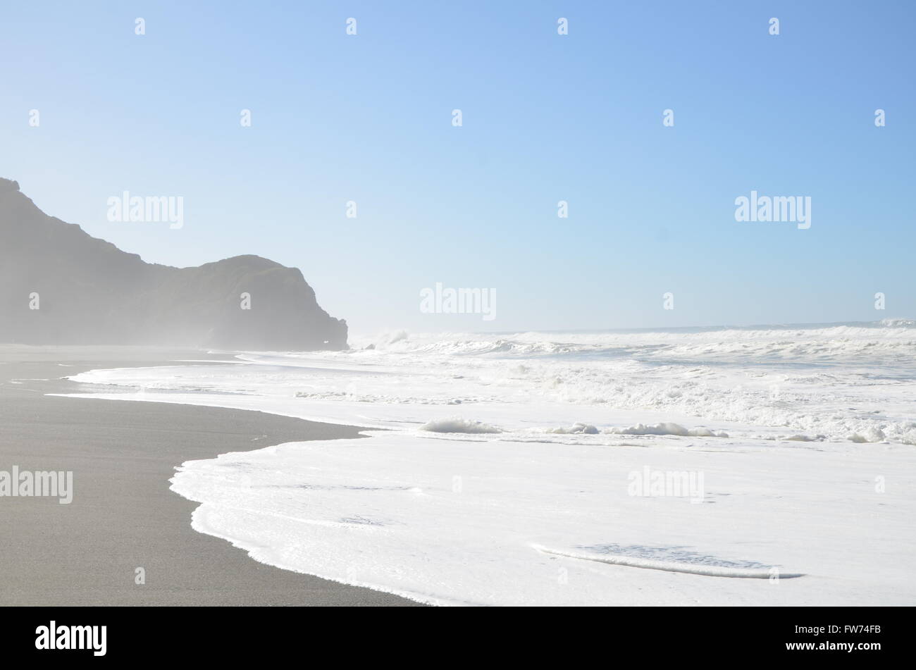 Vagues se brisant sur une plage le long de l'Autoroute de la côte Pacifique dans le Nord de la Californie, USA. Banque D'Images