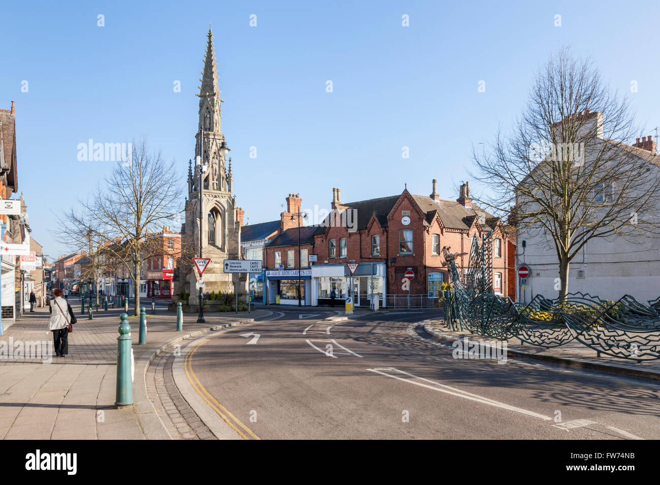 Porte du Sud et de l'Handley Monument. La rue principale par l'intermédiaire de Sleaford, Lincolnshire, Angleterre, RU Banque D'Images