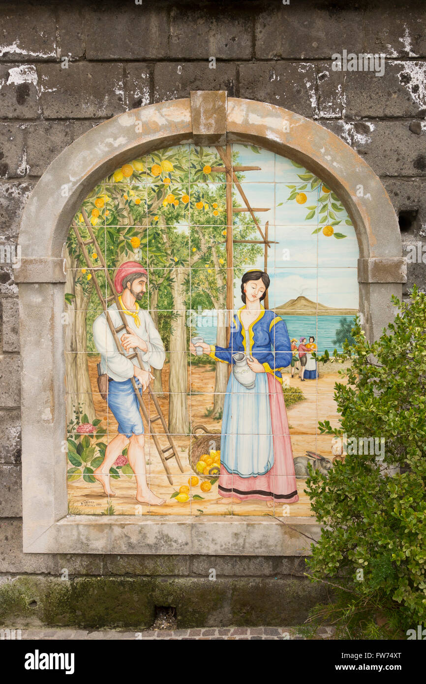 Carrelage en céramique peint traditionnel à l'entrée du jardin d'Agruiminato à Sorrente, représentant le jardin d'agrumes en activité en Italie Banque D'Images