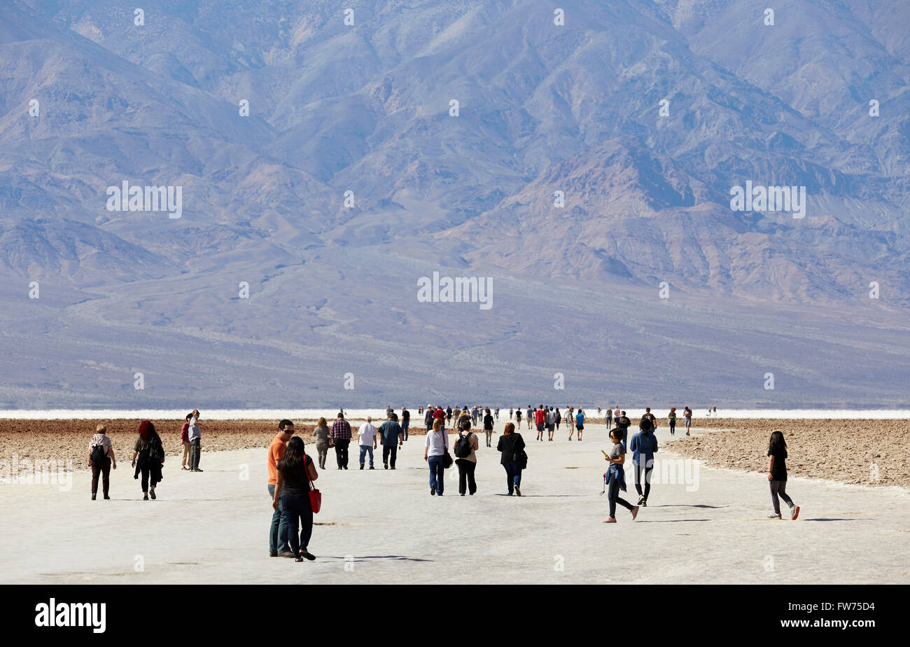 Les touristes visitant Badwater à Death Valley National Park, California, USA Banque D'Images