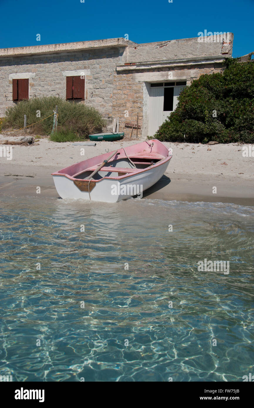 Voile sur une plage de Santa Maria, une île de l'archipel de La Maddalena en Sardaigne, Italie Banque D'Images