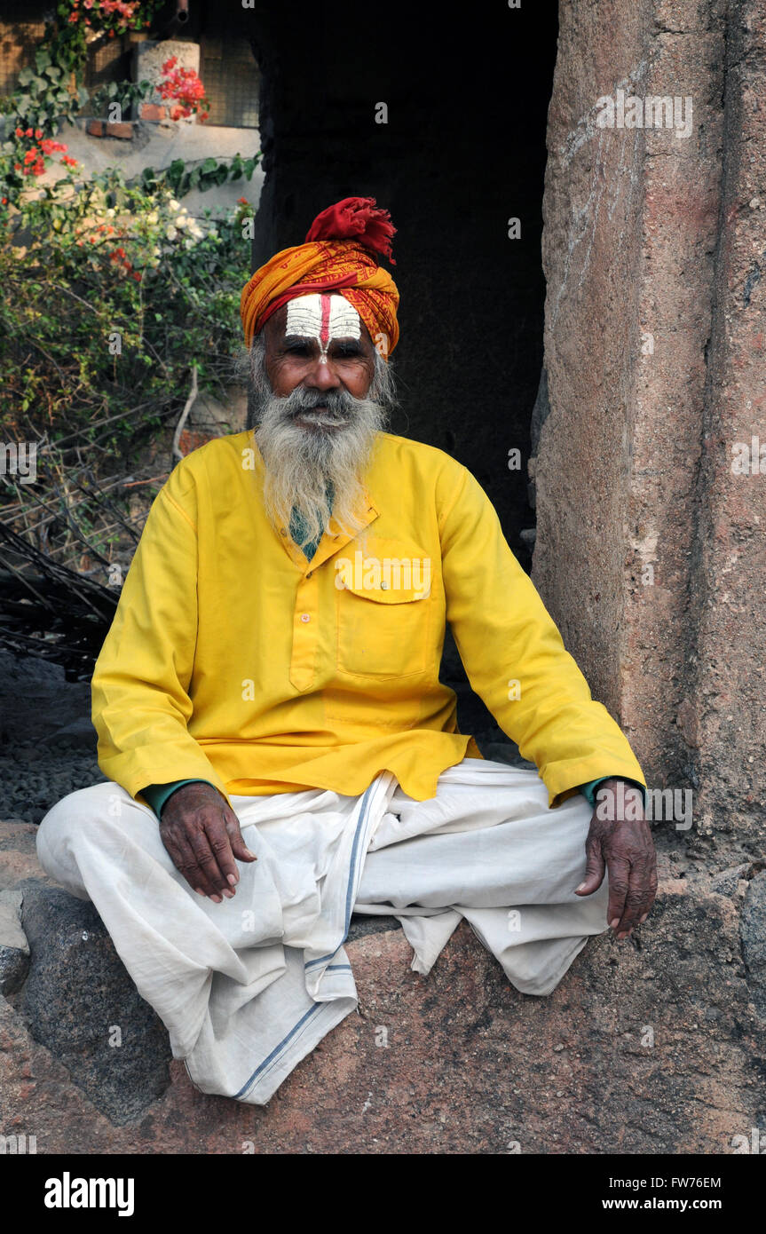 Un Indien 'Gourou' posant pour l'appareil photo les appareils photo dans le nord de la ville indienne de Khajuraho. Banque D'Images