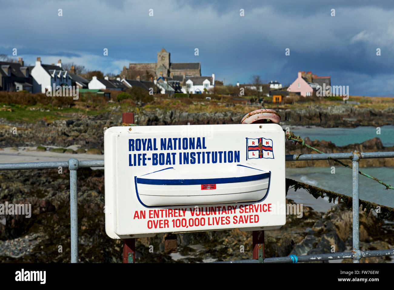 Inscrivez-vous à propos de Royal Life-boat Institution sur l'île d'Iona, en direction de Mull, Hébrides intérieures, l'Ecosse UK Banque D'Images
