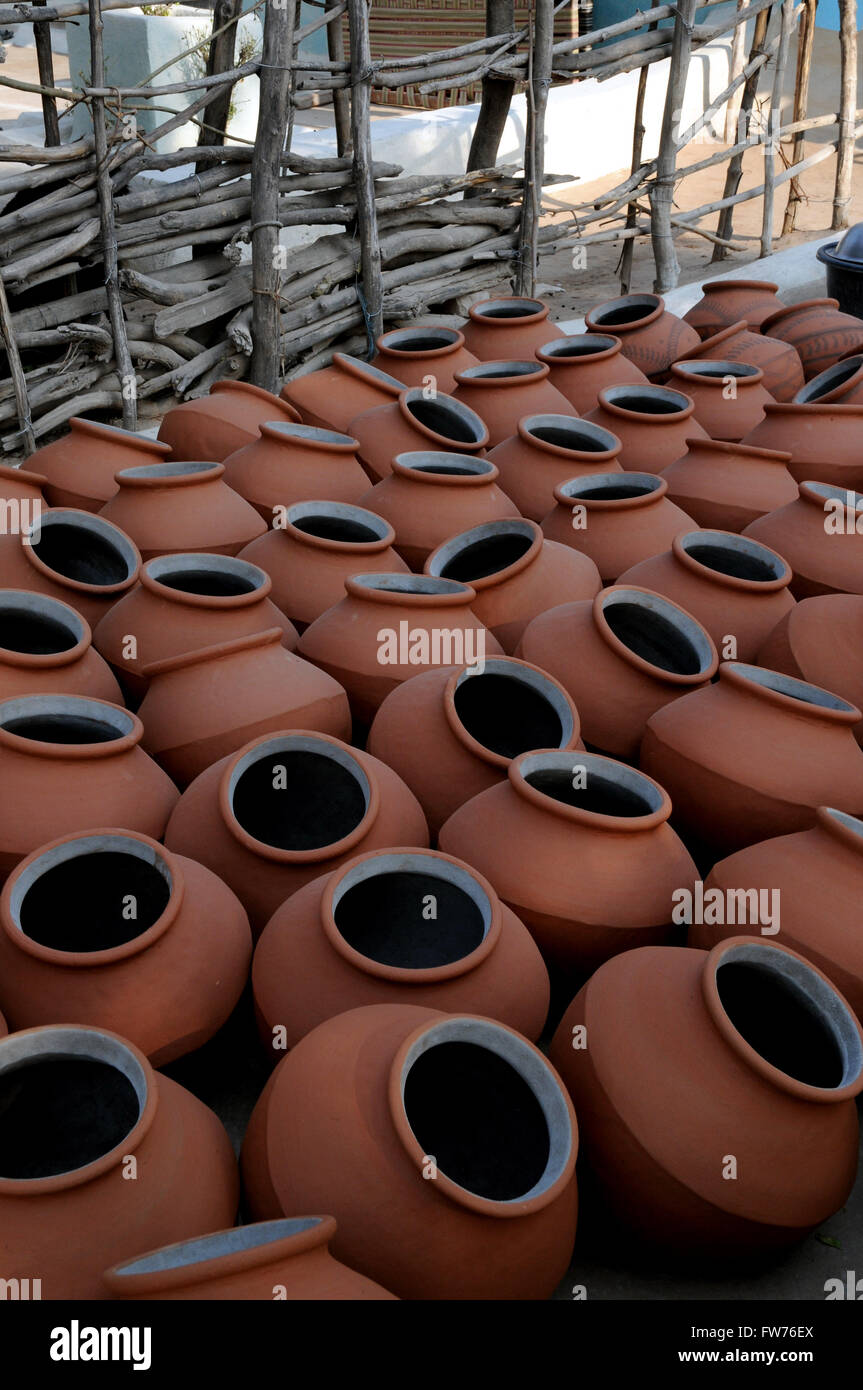 Des pots pour la vente à une poterie dans un petit village près de Khajuraho Madhya Pradesh, dans le Nord de l'Inde. Banque D'Images