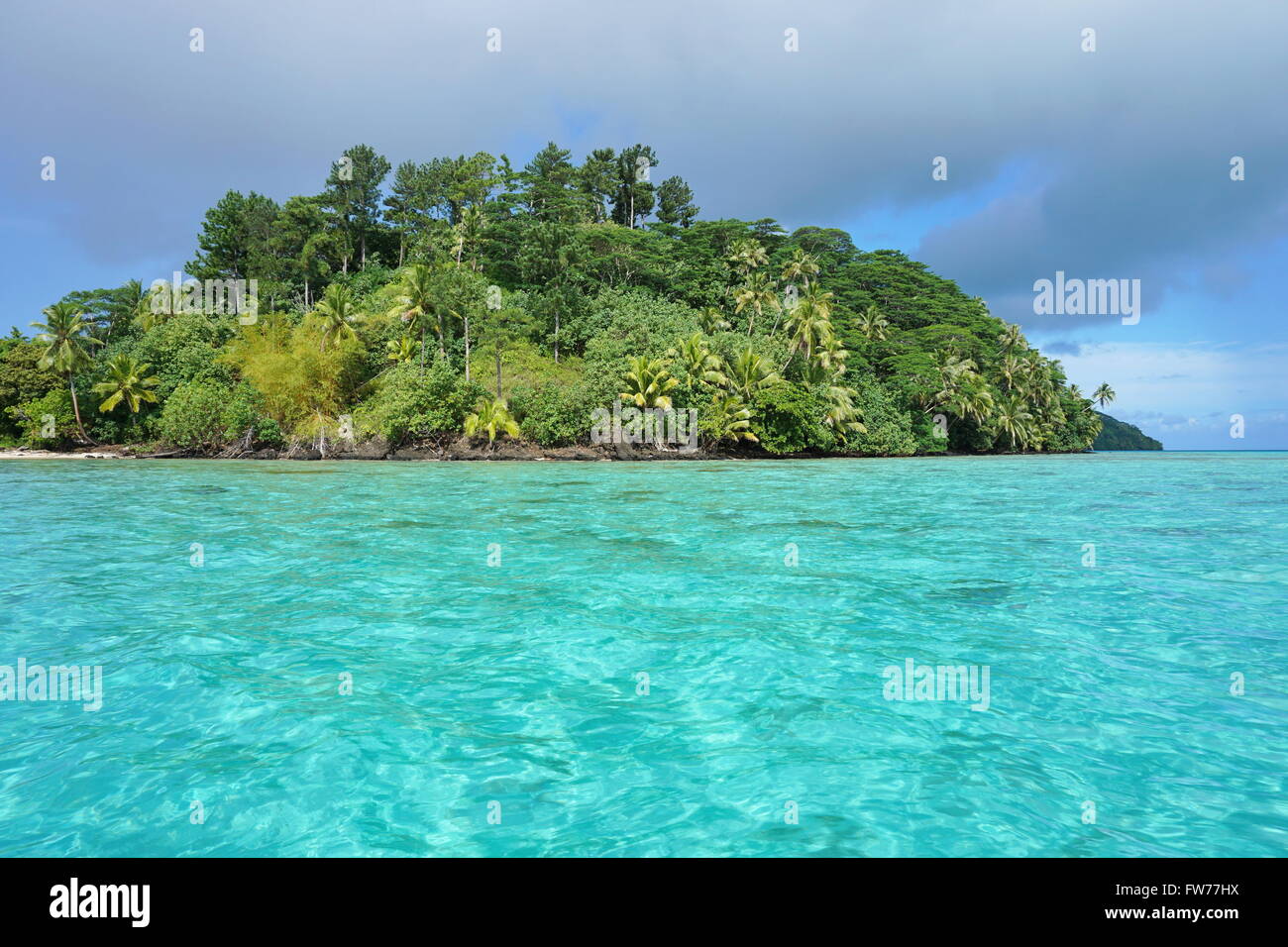 L'îlot vert avec de l'eau turquoise, motu Vaiorea, Bourayne Bay, île de Huahine, l'océan Pacifique, Polynésie Française Banque D'Images