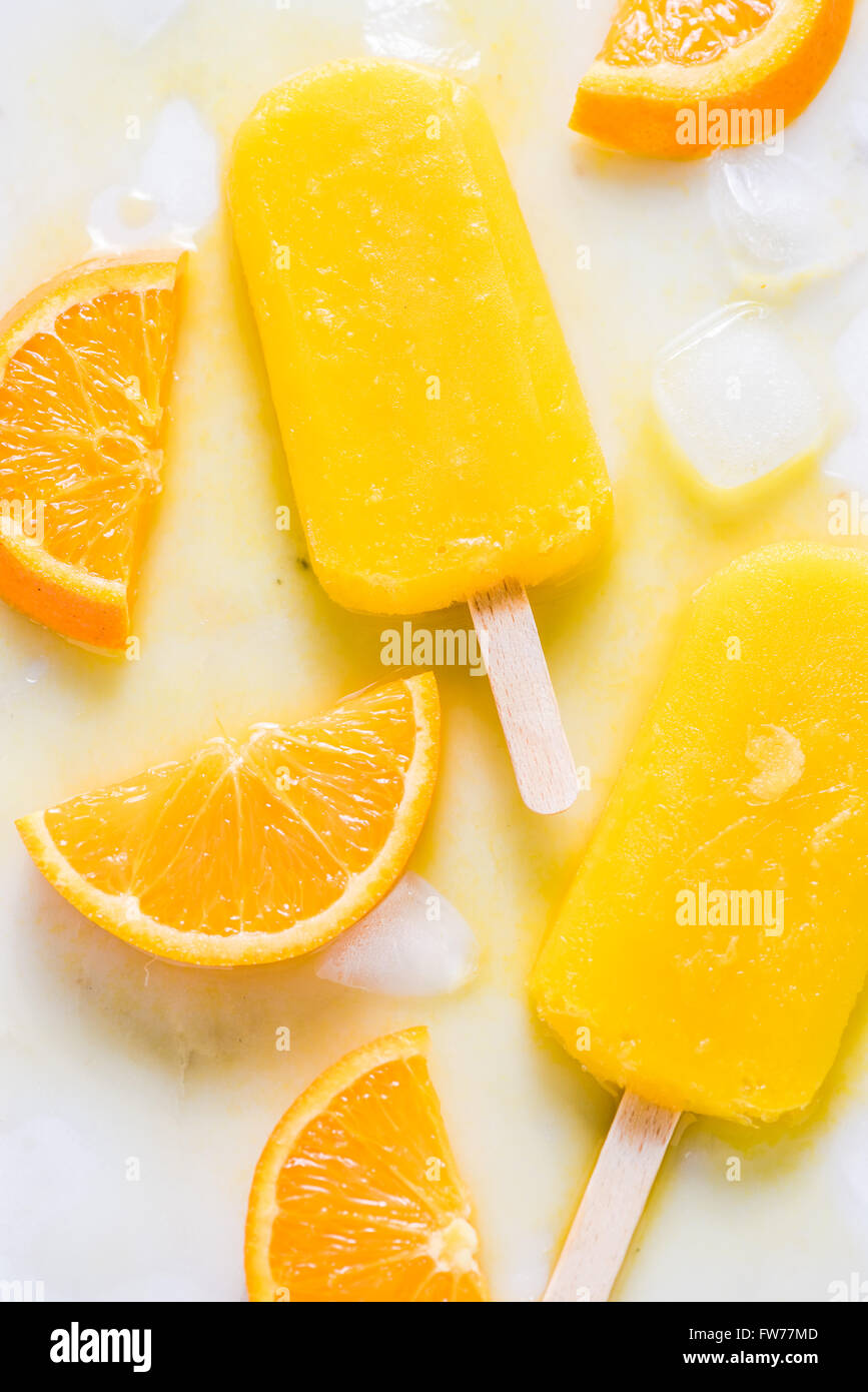 Orange naturel, maison d'été rafraîchissant ,ma glace. Au-dessus de la télévision était sur le marbre blanc avec des tranches d'orange. Banque D'Images