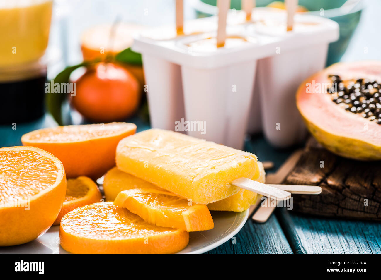 Traiter rafraîchissante, fruits exotiques lolly, avec des ingrédients de popsicle Banque D'Images