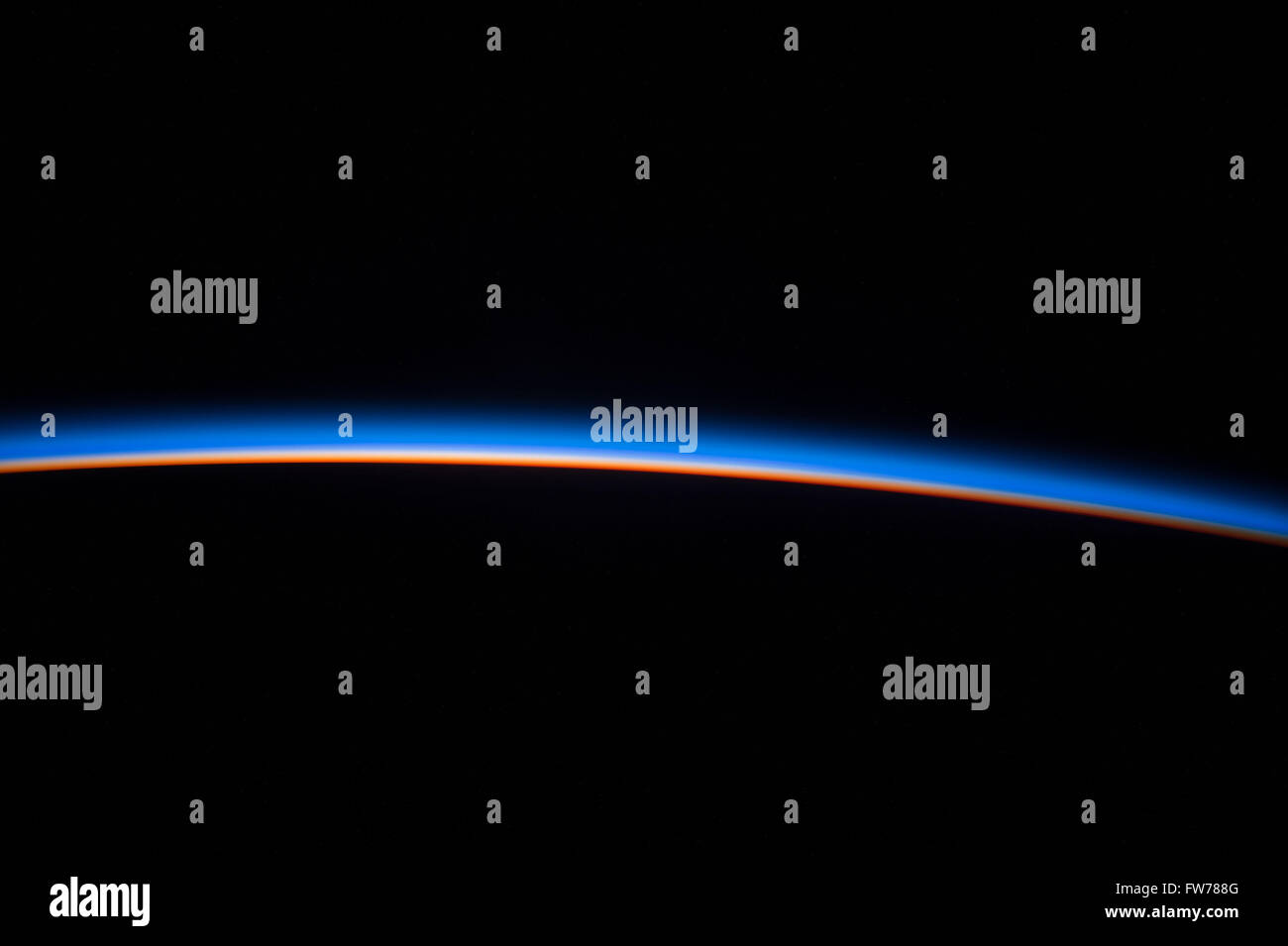 Vue de la Station spatiale internationale d'assombrir le lever du soleil sur la Terre depuis l'espace le 26 janvier 2016 dans l'orbite de la Terre. Banque D'Images