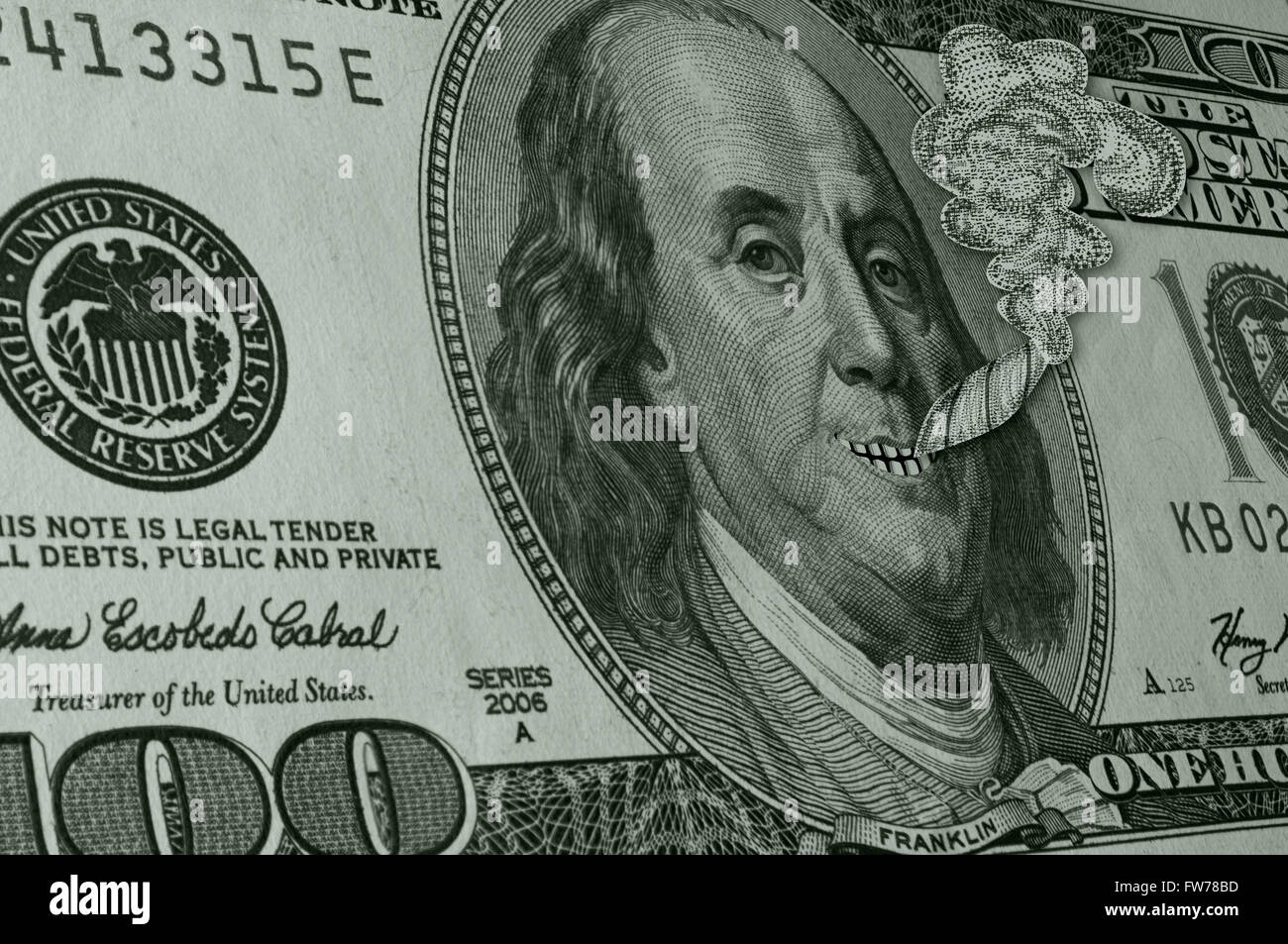 Photo Illustration of a smiling Ben Franklin fumer un Spliff ou Reefer (cigarette de marijuana) sur Hundred Dollar Bill. Banque D'Images