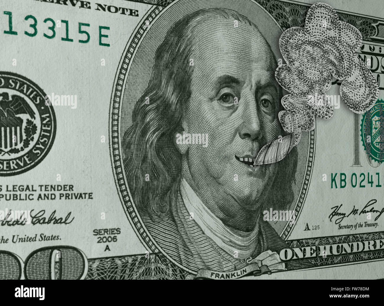 Photo Illustration of a smiling Ben Franklin fumer un Spliff ou Reefer (cigarette de marijuana) sur Hundred Dollar Bill. Banque D'Images