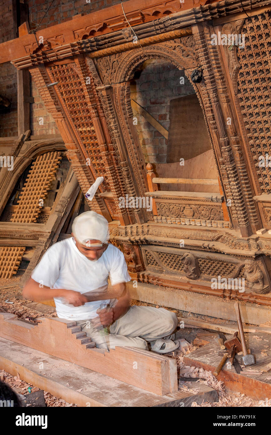 Bhaktapur, Népal. Travailleur du bois au travail, Réalisation d'un cadre de fenêtre. Banque D'Images