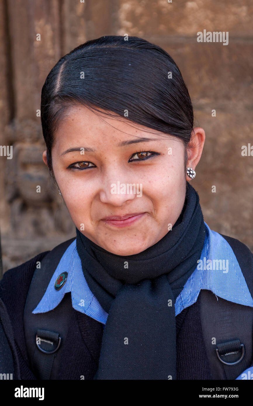 Bhaktapur, Népal. Newari Girl, adolescent, en dernière année de l'enseignement secondaire. Banque D'Images