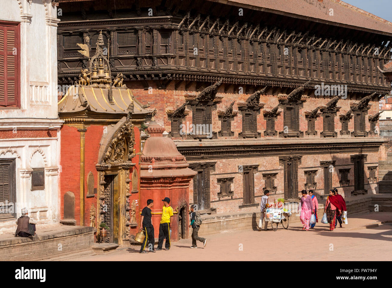 Bhaktapur, Népal. Palais de cinquante-cinq fenêtres. Golden Gate entrée du Palais Royal sur la gauche. Banque D'Images