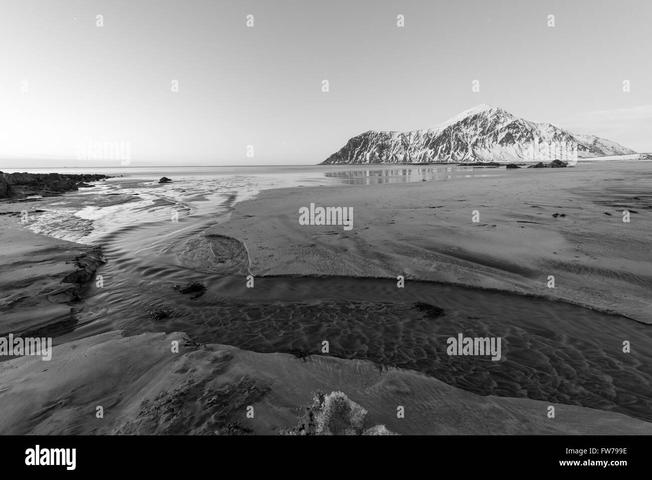 Skagsanden Beach dans les îles Lofoten, Norvège en hiver au crépuscule. Banque D'Images