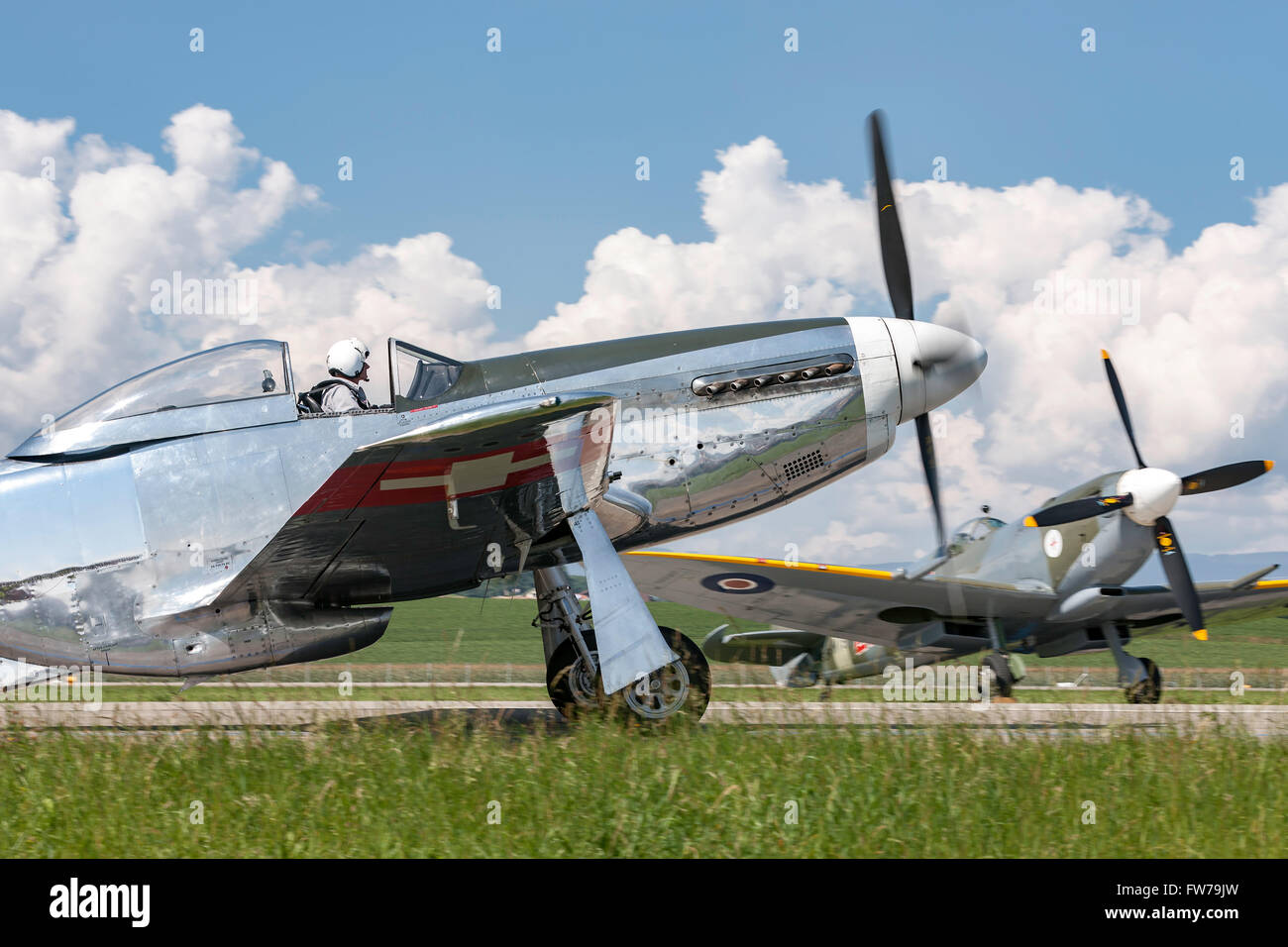 North American Aviation P-51D Mustang (D-FPSI) Seconde Guerre mondiale avec un avion de chasse Supermarine Spitfire dans l'arrière-plan Banque D'Images
