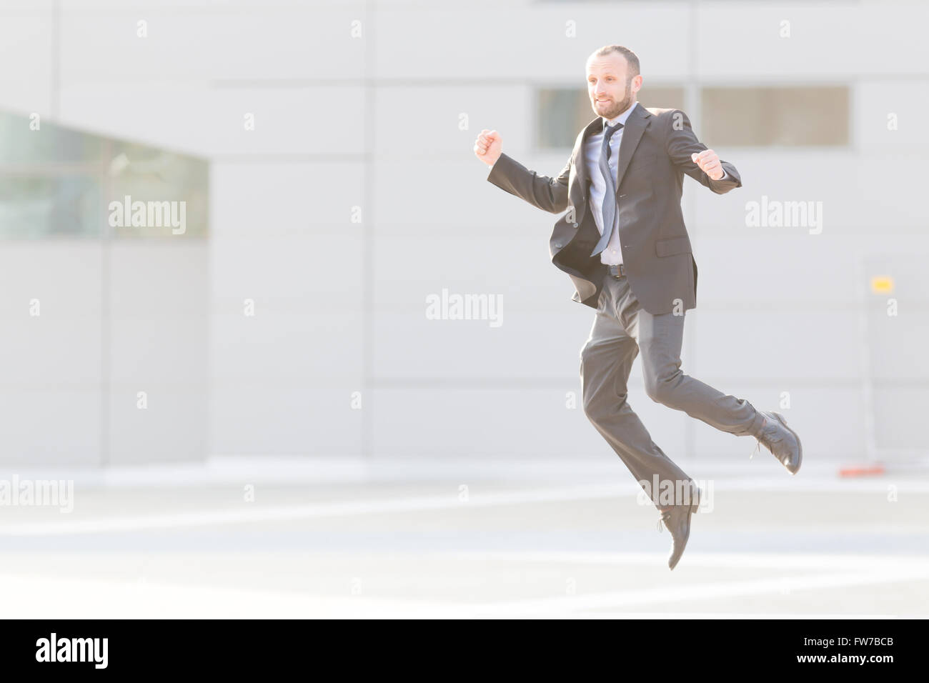 Businessman jumping outdoor dynamiques dans la ville Banque D'Images