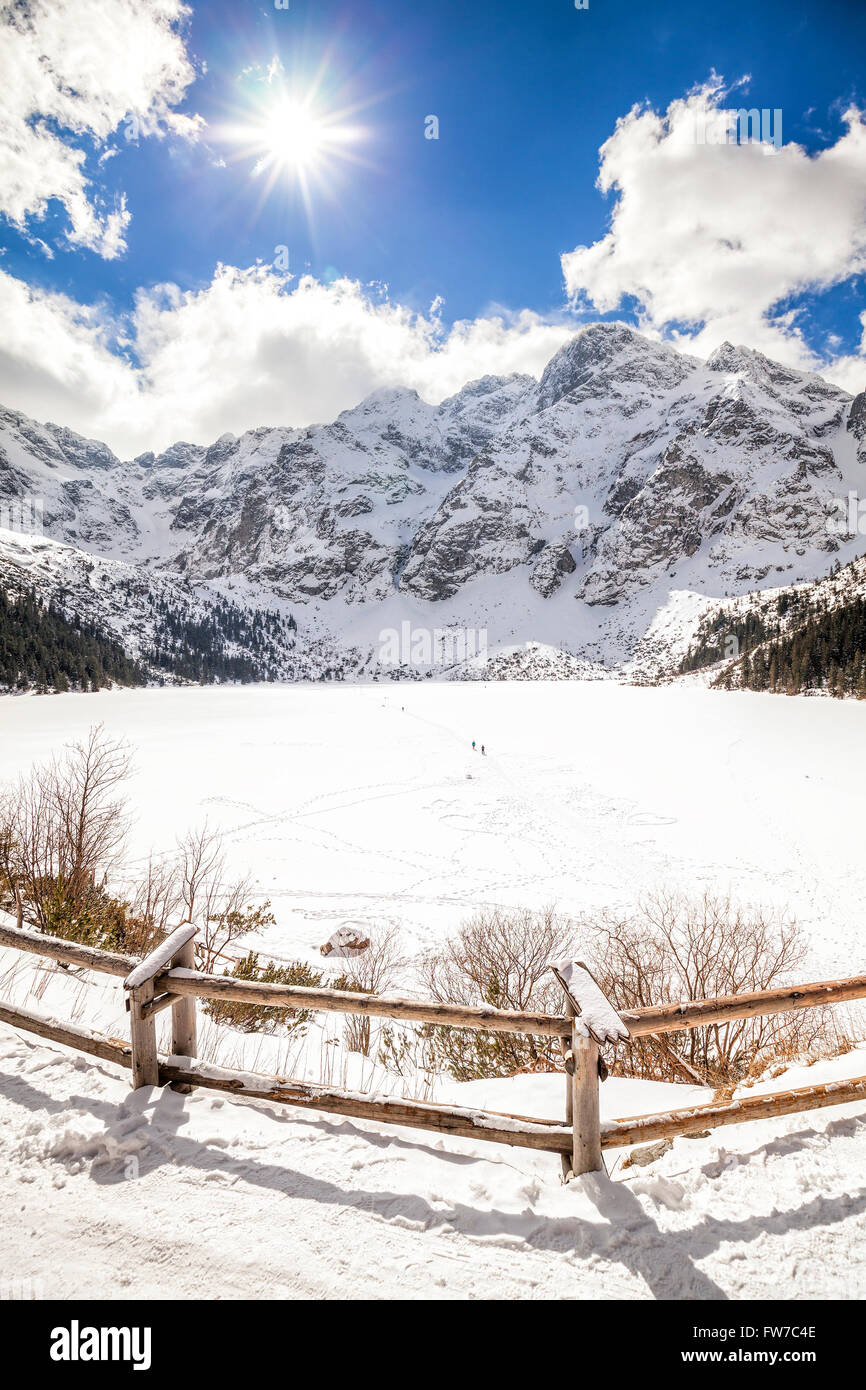 Lac gelé contre le soleil, le lac Morskie Oko dans les Tatras est le lac de montagne les plus populaires en Pologne. Banque D'Images