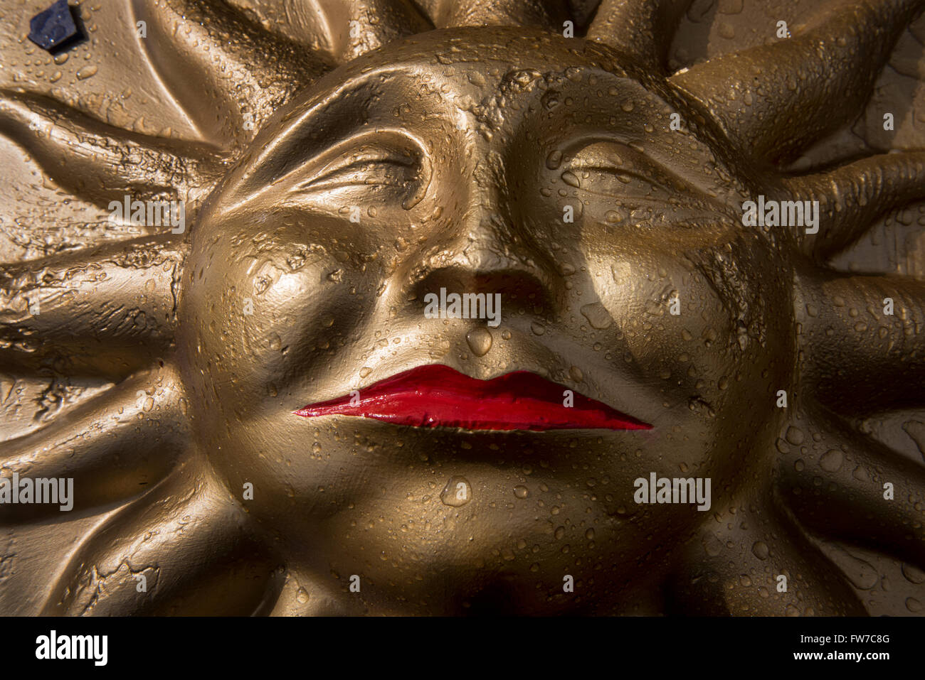 Sculpture de Sun dans la pluie, propriété et faites par le photographe. 016 avril Thaxted Essex England UK. Banque D'Images