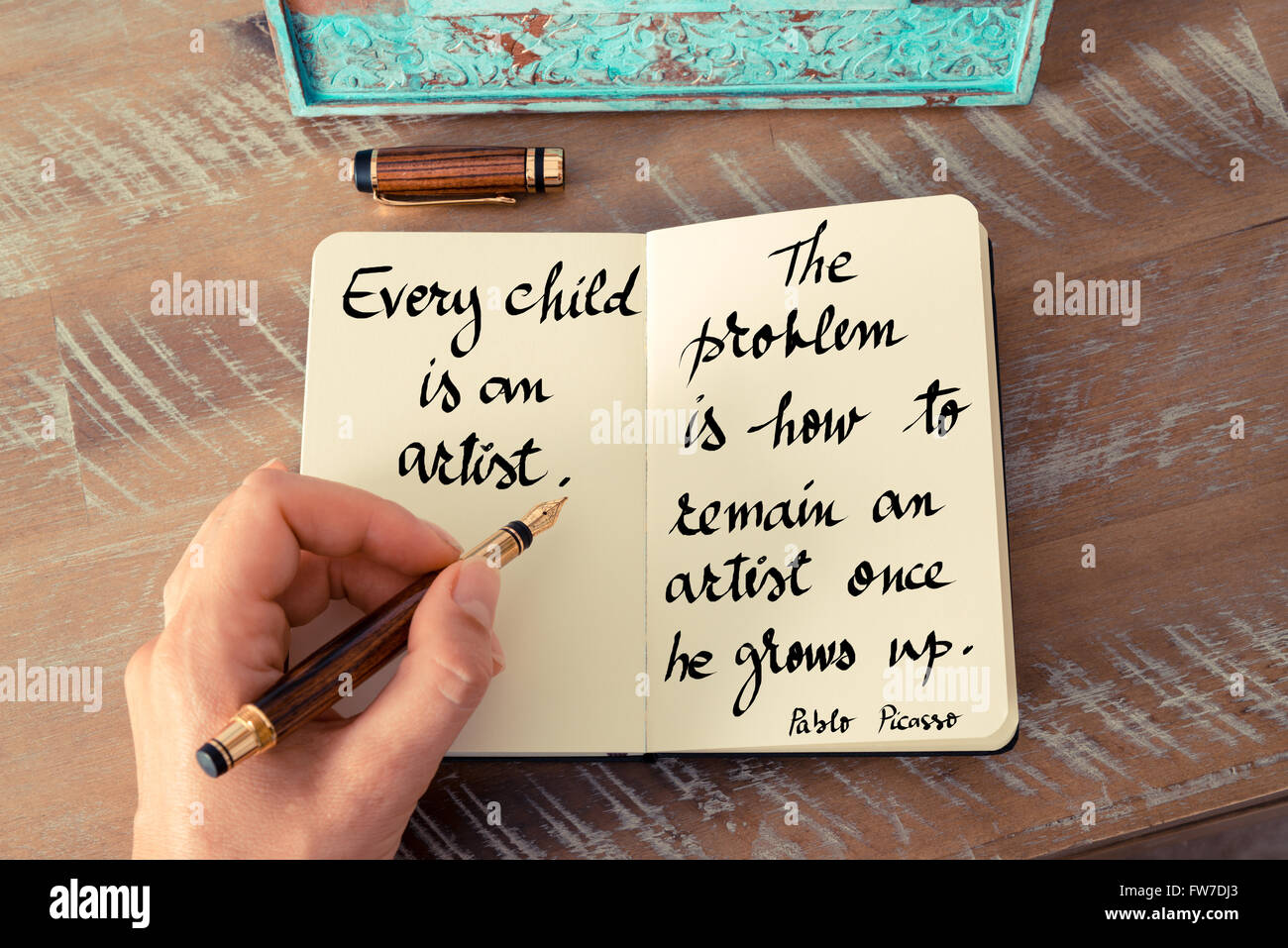Effet rétro aux couleurs et image d'une femme la main sur un ordinateur portable. Citation manuscrite chaque enfant est un artiste. Le problème, c'est Banque D'Images
