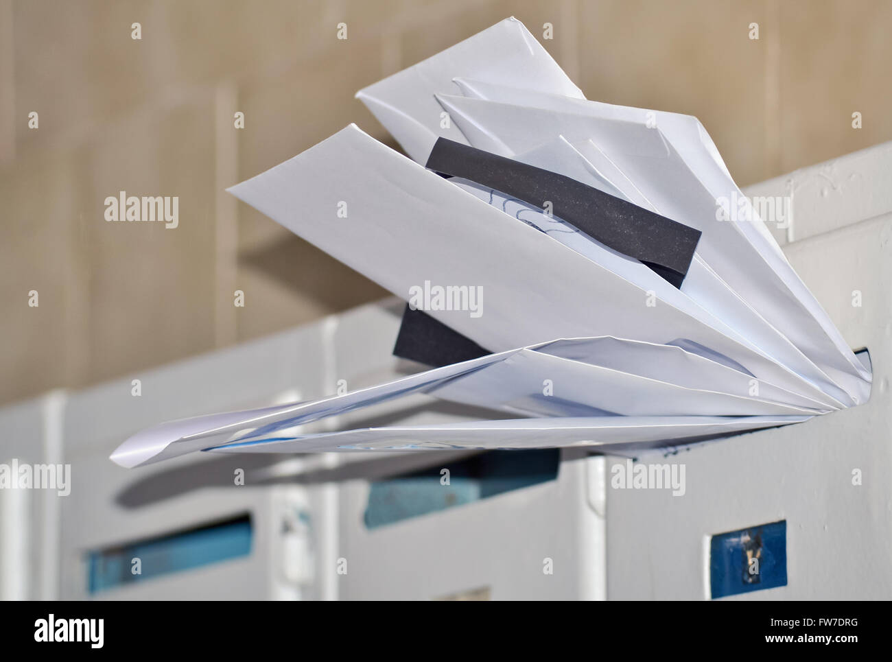 De nombreuses lettres dans des enveloppes fermées non lus dans la boîte aux lettres Banque D'Images