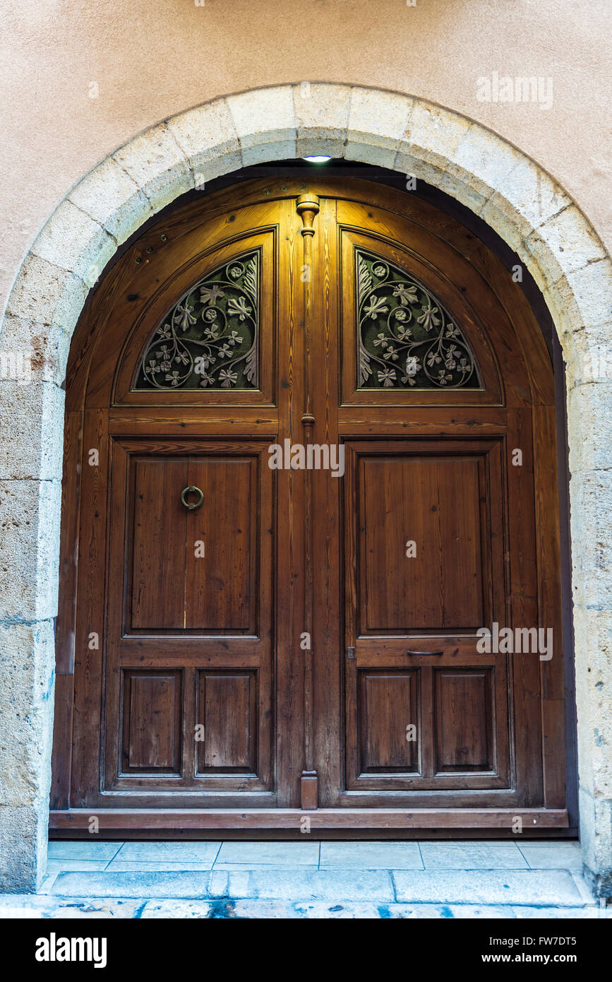 Arcade avec une vieille porte en bois décoré de motifs floraux en espagne  Photo Stock - Alamy