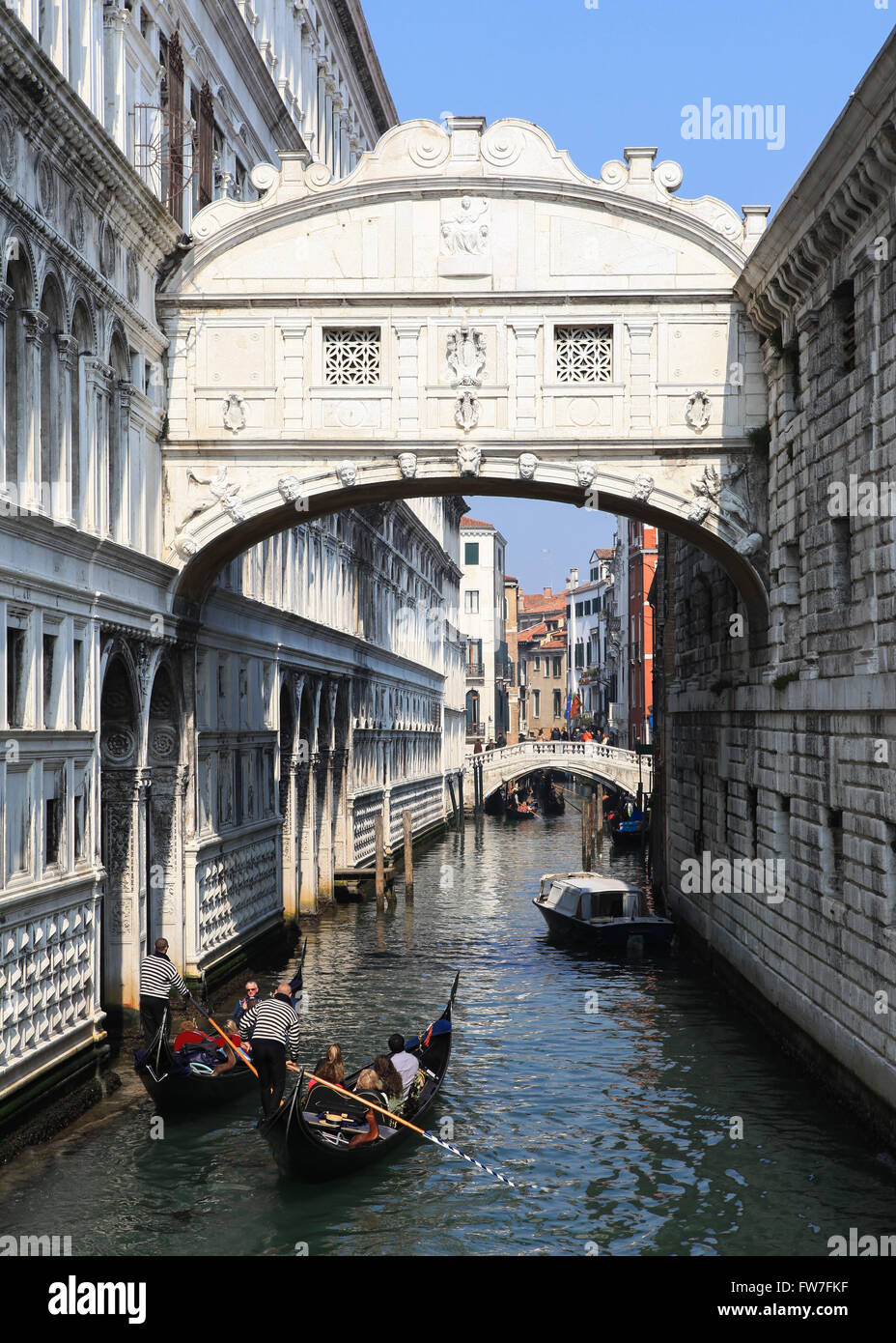 Gondoliers et Gondole à Venise grand canal avec la basilique Santa Maria della Salute en arrière-plan Banque D'Images