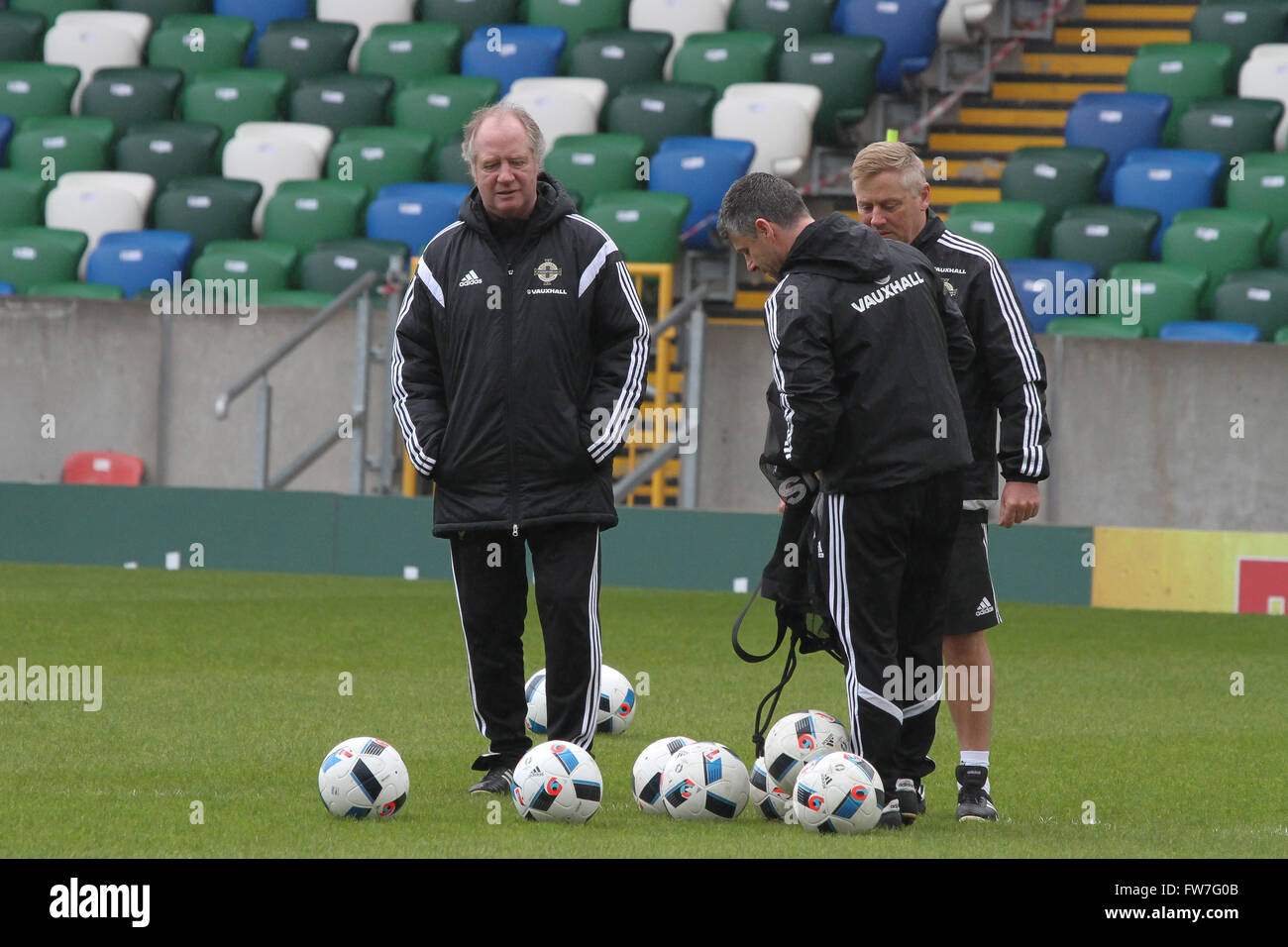 27 mars 2016 - Formation pour la Vauxhall Défi International (Friendly). L'Irlande du Nord v Slovénie. Jimmy Nicholl (gauche) - Directeur adjoint de l'Irlande du Nord. Banque D'Images