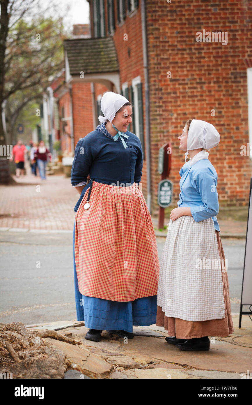 Des guides en costume sont histoire vivante du Moravians in Old Salem, Winston-Salem, Caroline du Nord, USA. Banque D'Images