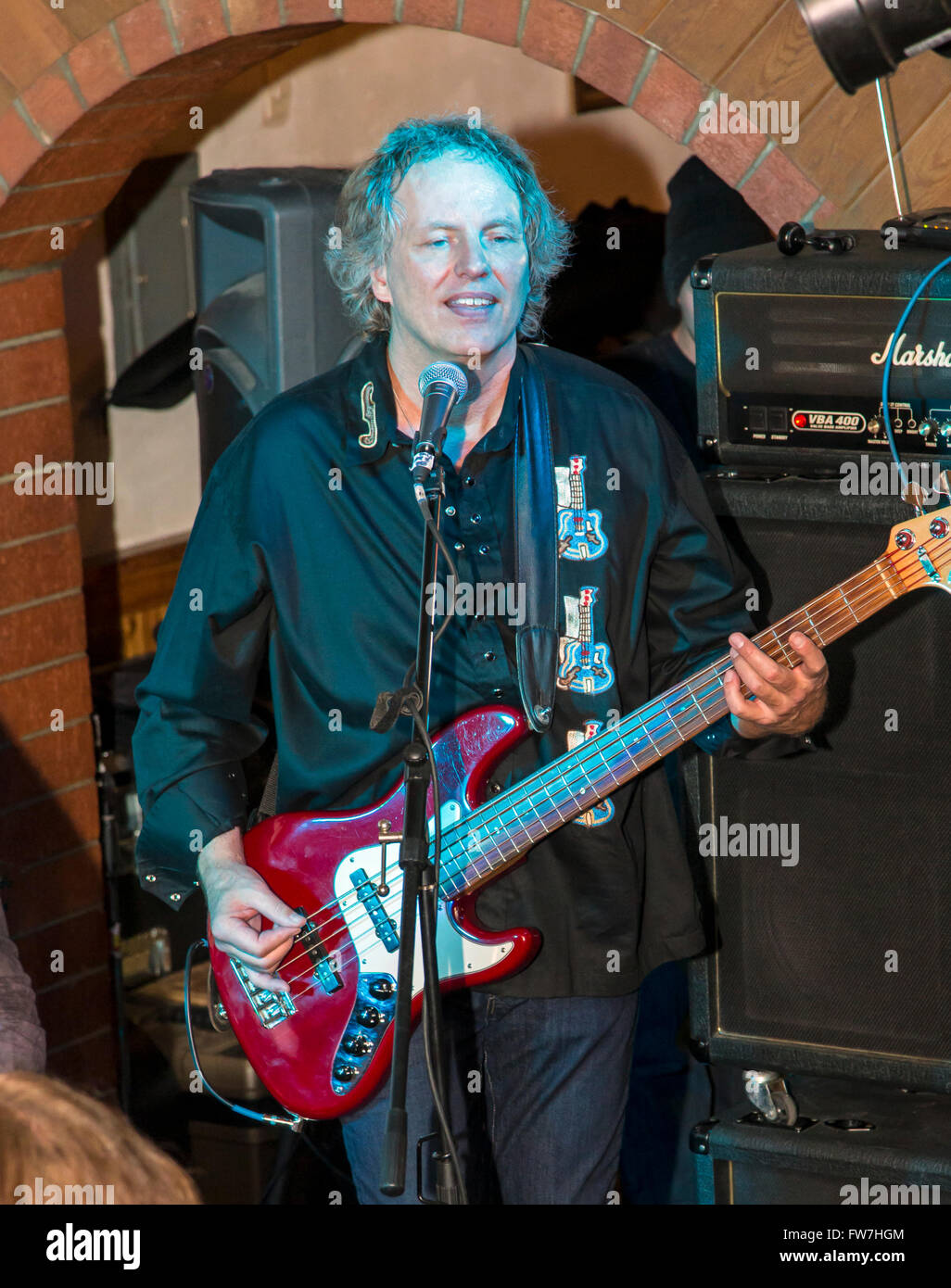 Martin Epp, guitariste, rock & roll band Hairitage à jouer de la musique dans la Taverne ; Victoria ; Salida Colorado ; USA Banque D'Images