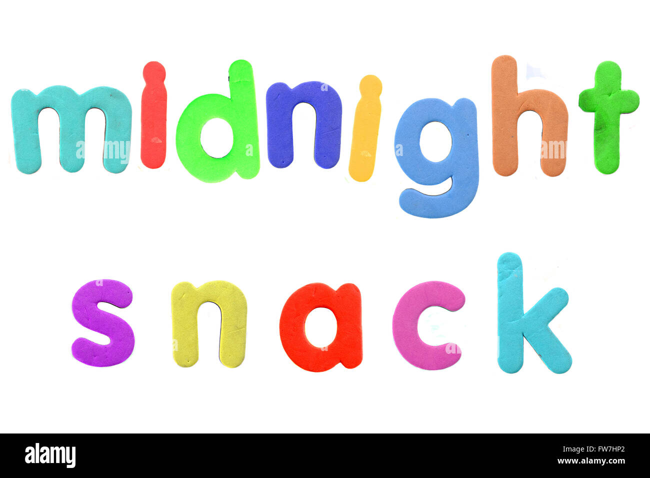 La collation de minuit mots créés à partir d'un réfrigérateur magnétique pièces alphabet photographié sur un fond blanc. Banque D'Images