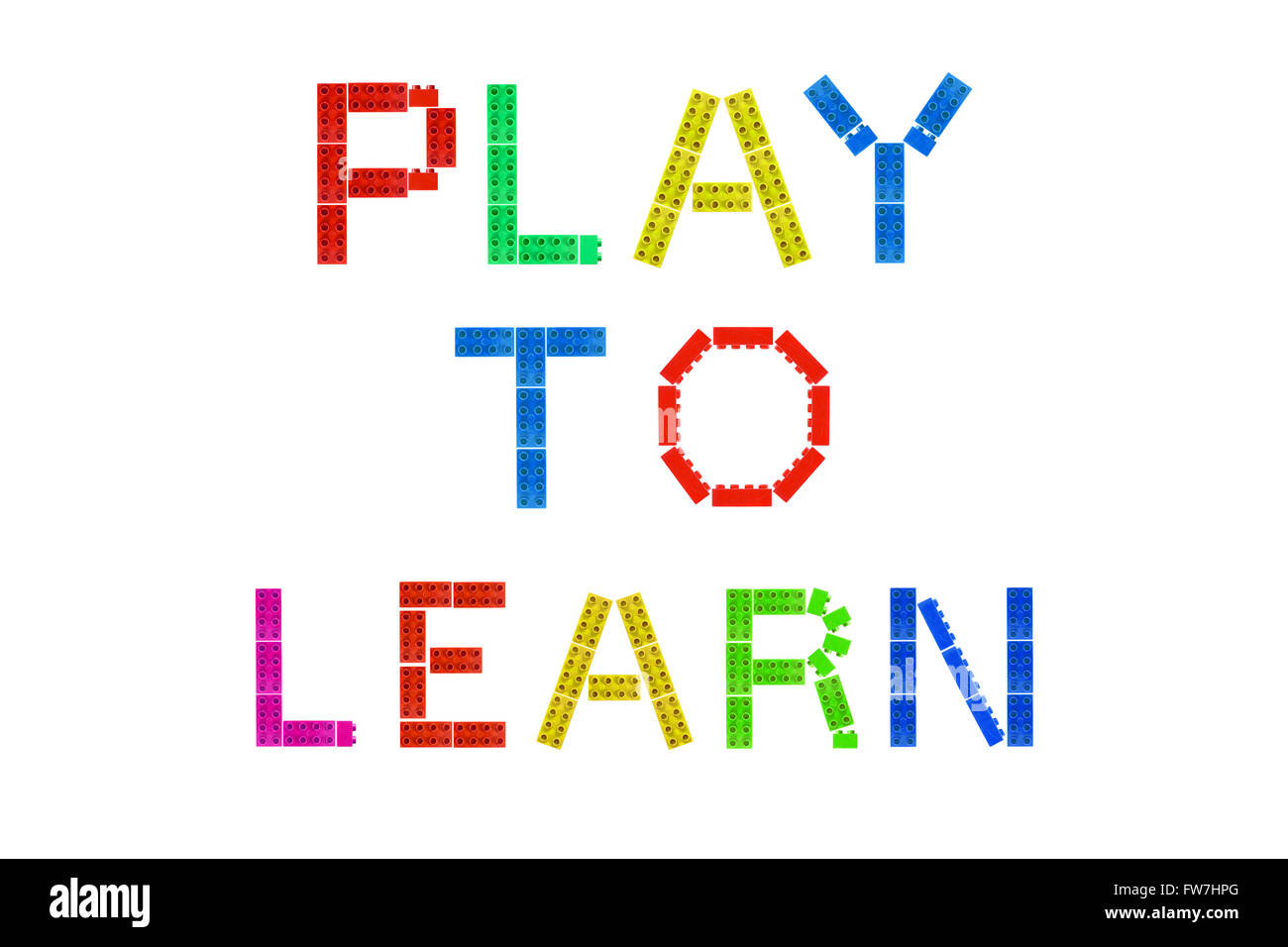 Jouer pour apprendre créé à partir de morceaux de Lego photographié sur un fond blanc. Banque D'Images