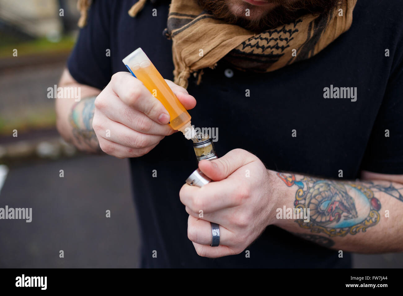 EUGENE, OR - Mars 20, 2016 : portrait d'un homme barbu avec des tatouages hipster vaping de l'utilisation d'un mod. vape Banque D'Images