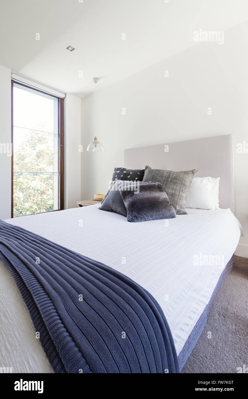 Gris marine et blanc à décor de chambre à coucher de luxe design intérieur Banque D'Images