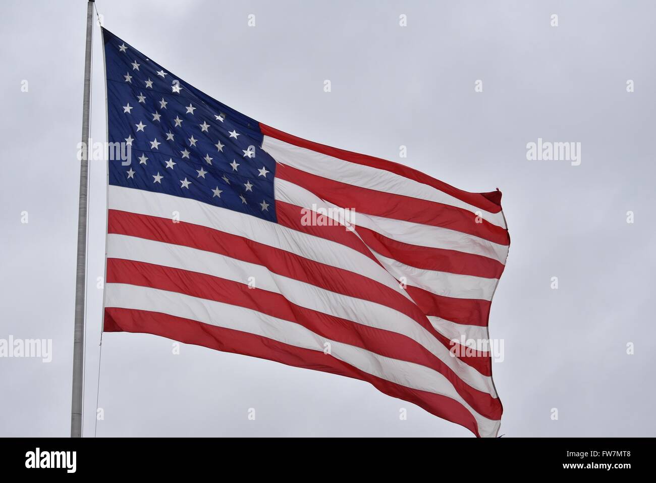 Un drapeau américain dans le ciel Banque D'Images