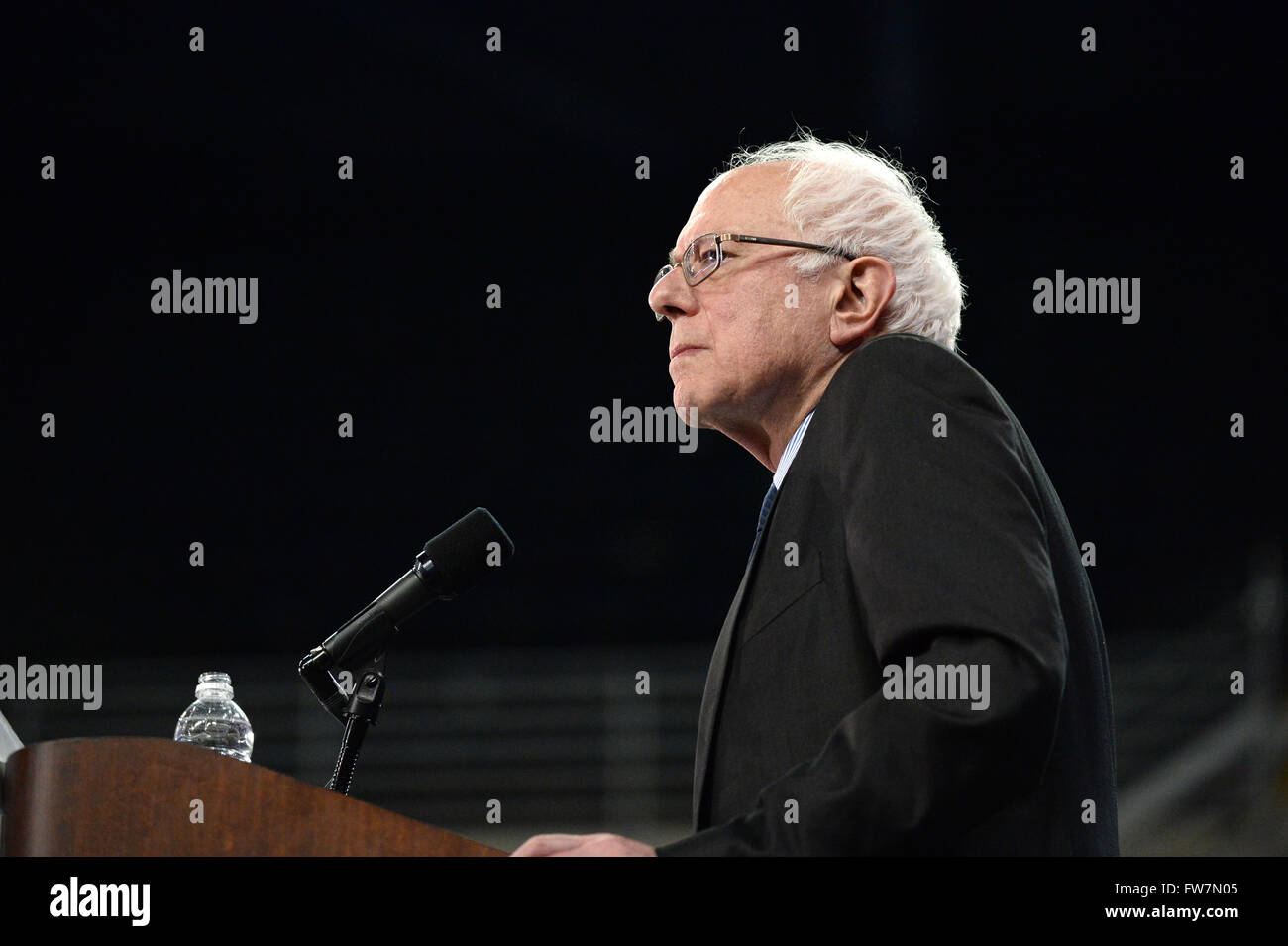 Saint Charles, MO, USA - Le 14 mars 2016 : Le sénateur et le candidat démocrate Bernie Sanders parle au rallye. Banque D'Images
