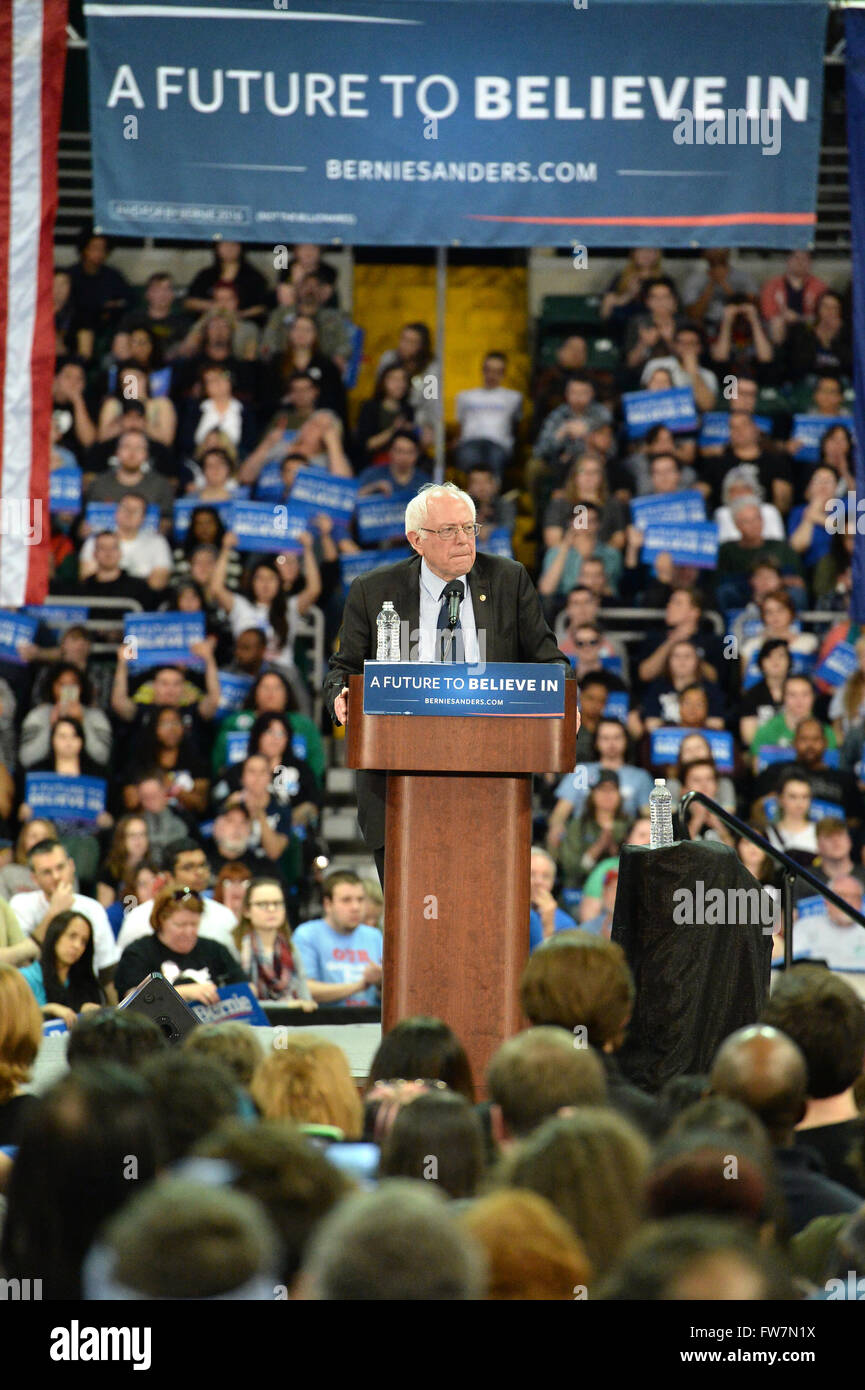 Saint Charles, MO, USA - Le 14 mars 2016 : Le sénateur et le candidat démocrate Bernie Sanders parle au rallye. Banque D'Images